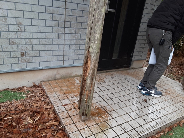 玄関ポーチ柱の腐食